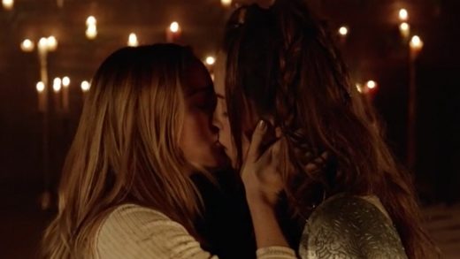 Legends of Tomorrow S02E12, lesbian kiss